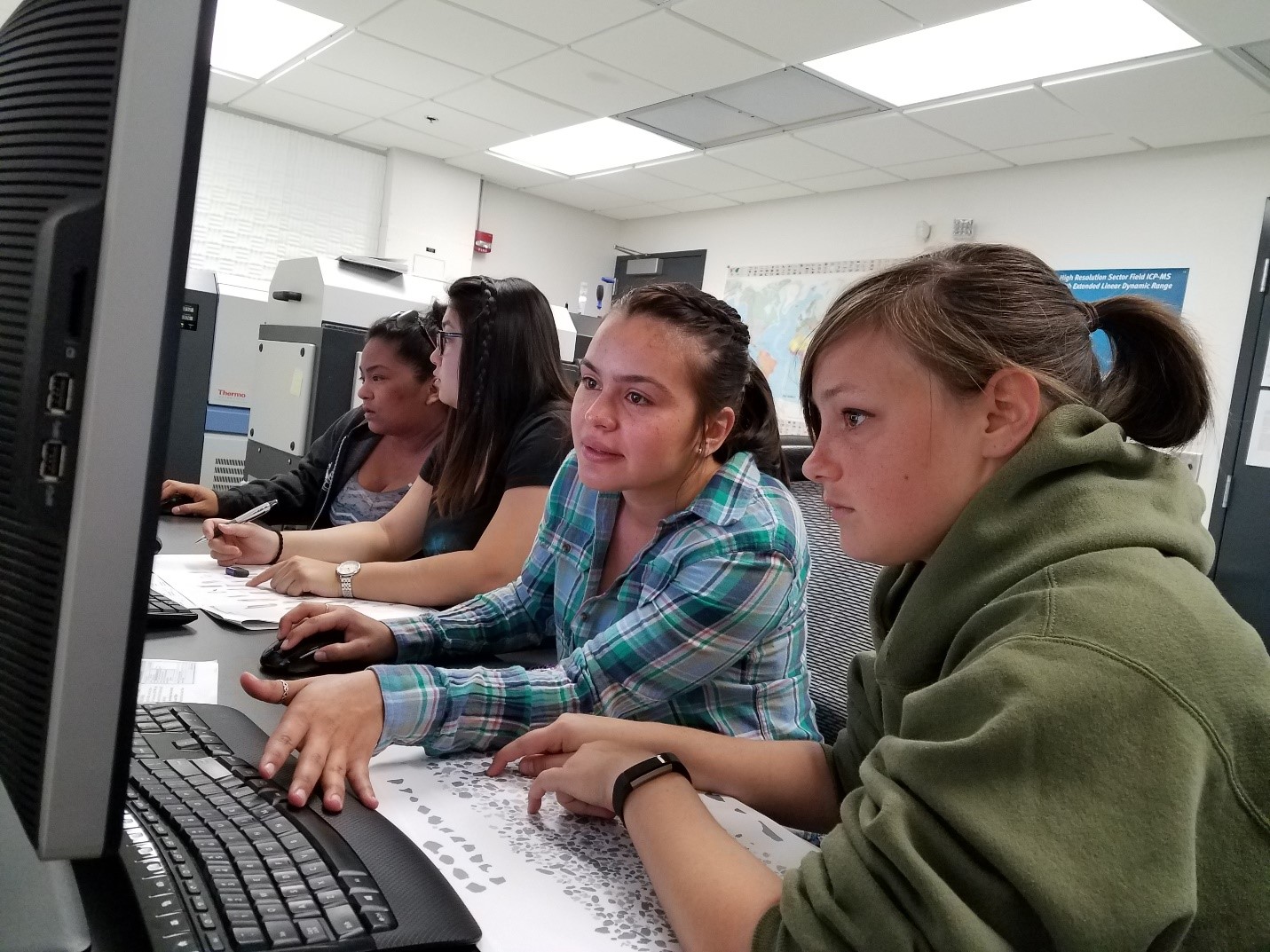 April 2017 CSUF students collecting data at the Arizona Laserchron Center (University of Arizona) (from left) Jazmine Titular (B.S.), Nancy Chen (M.S.); Rosa Murietta (B.S); Kalie Duccini (M.S.)